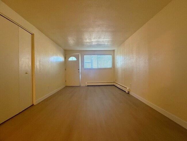 Building Photo - Cozy 2 bedroom apartment on East side!