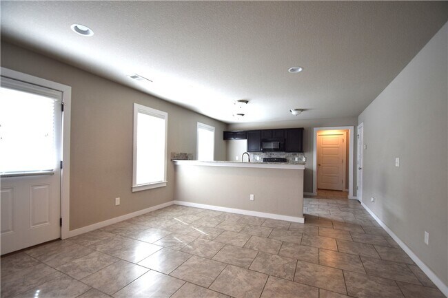 Building Photo - 710 SW Willowpoint Rd