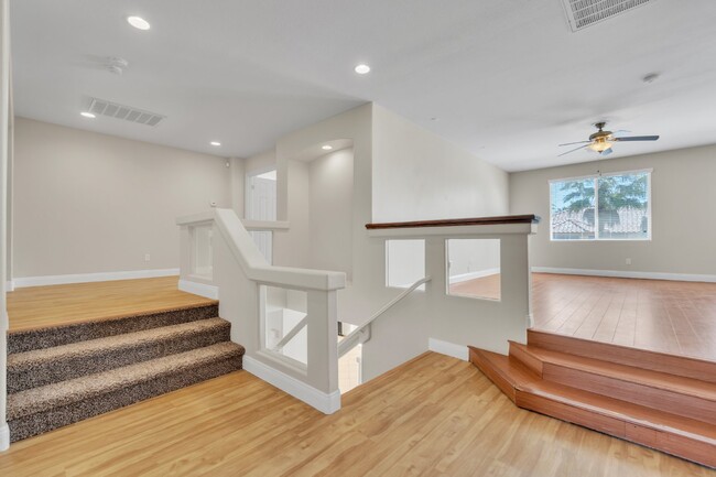 Building Photo - LUXORY 5 BEDROOM 3 1/2 BATH HOME LOCATED I...