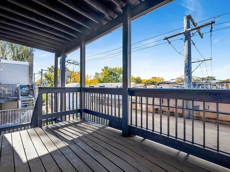 Building Photo - 944 N Damen Ave