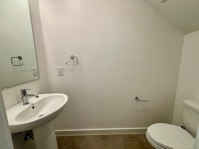 Building Photo - Gorgeous 2 Story Townhome in the Heart of ...