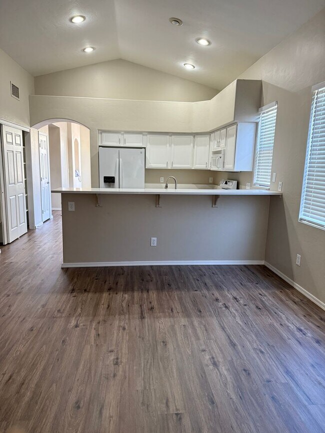 Building Photo - Oro Valley SFH in Gated Community