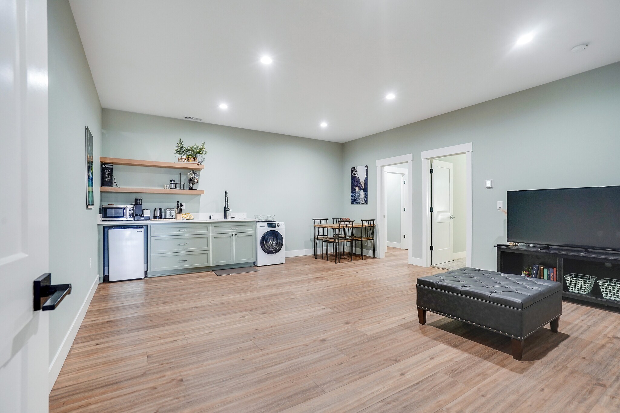 Building Photo - 1132 Thunderbird Ave S