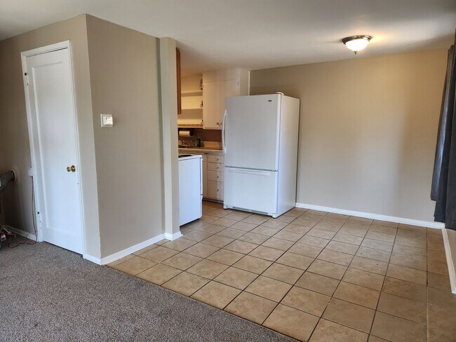 Building Photo - Spacious Lower Level Apartment Ready For R...