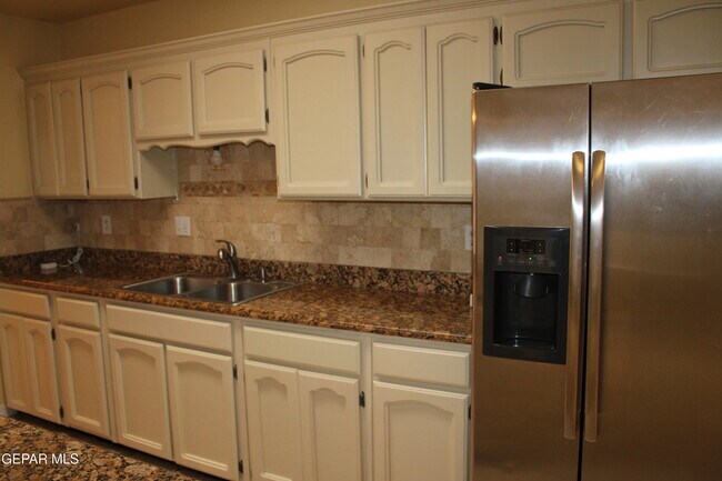 Building Photo - 1743 Lomaland Dr