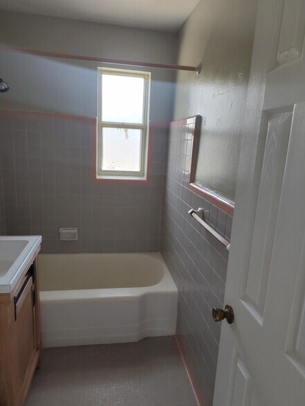 Building Photo - 318 N Oleander Ave