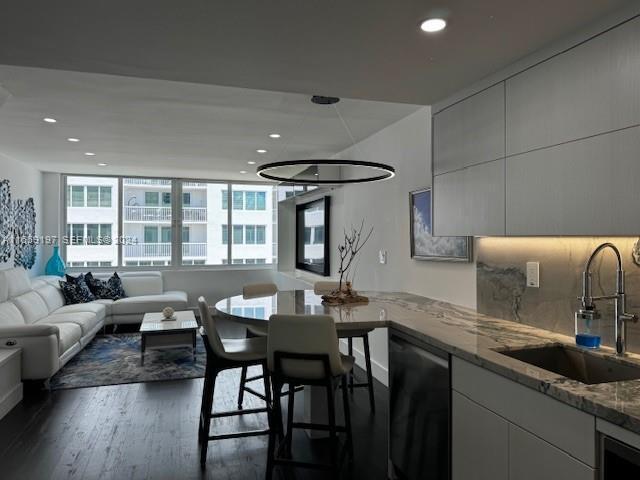 Building Photo - 5401 Collins Ave