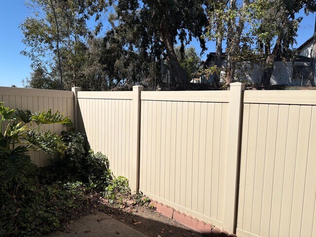 Building Photo - Remodeled Spring Valley Townhome