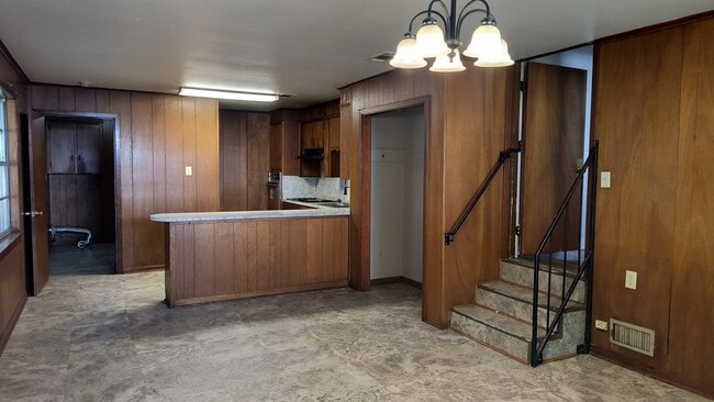 Building Photo - 1215 S Elm St