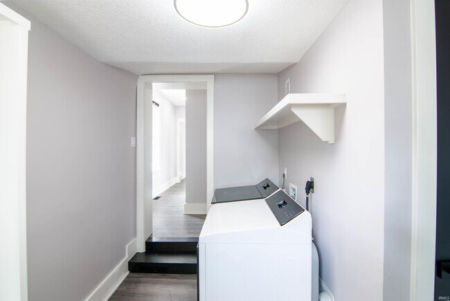 Building Photo - 605 Lavina St