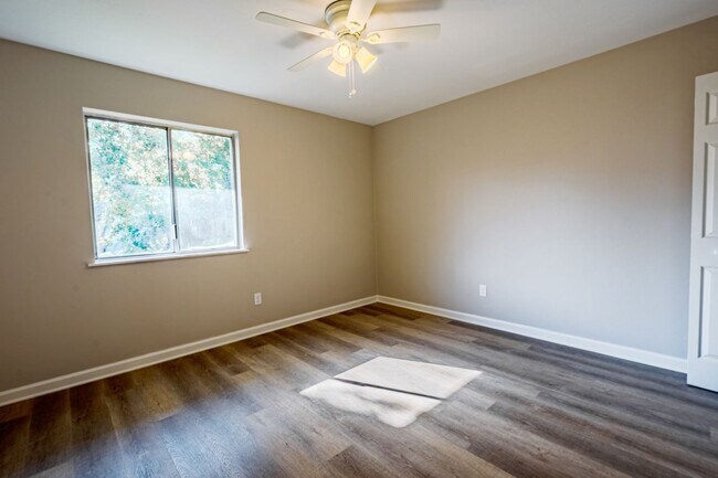 Building Photo - Renovated 2 bed/ 1 bath!