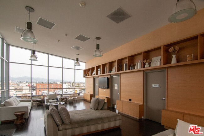 Building Photo - 3785 Wilshire Blvd