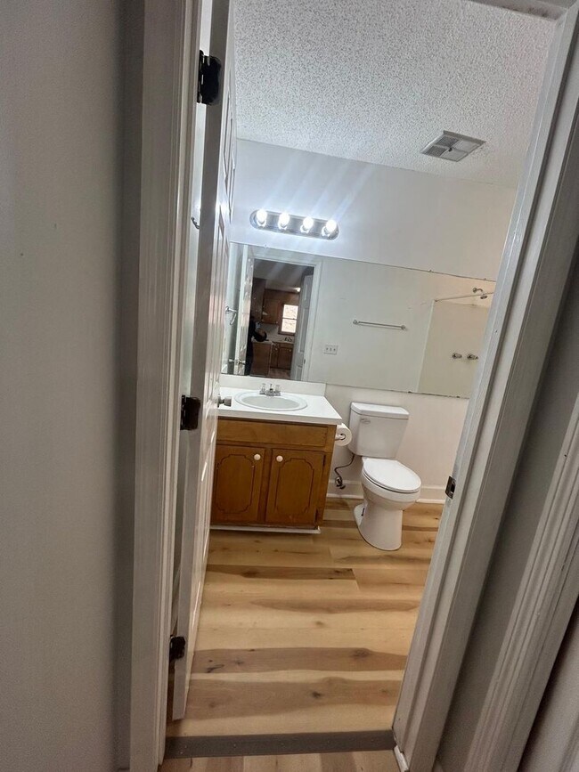 Building Photo - 10 Crescent Ln