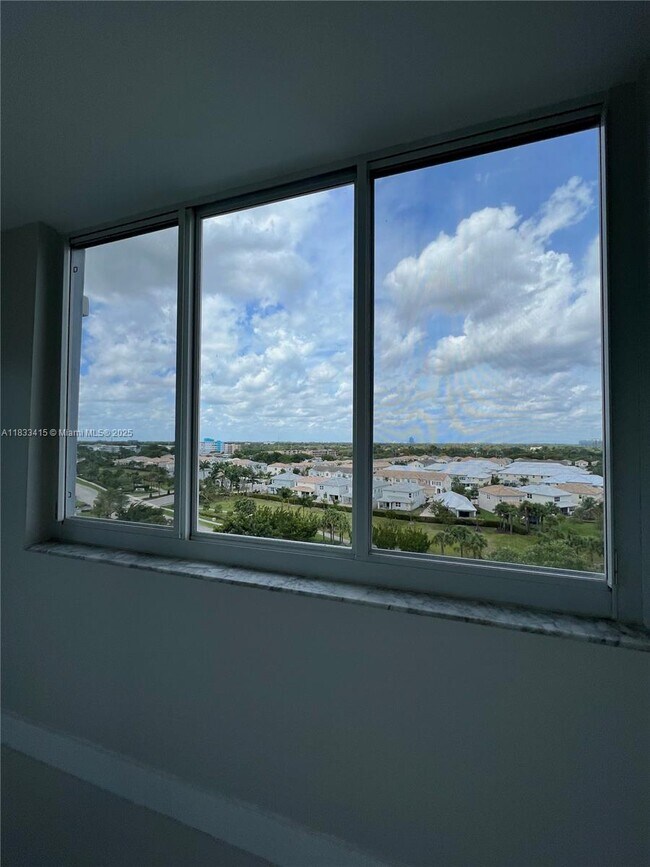 Building Photo - 4200 Hillcrest Dr