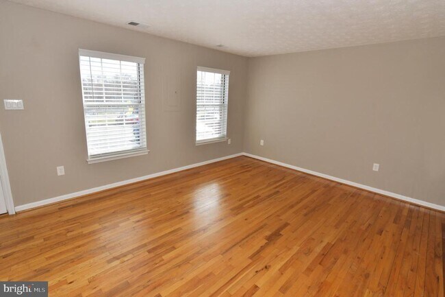Building Photo - 311 Willowbrook Ct