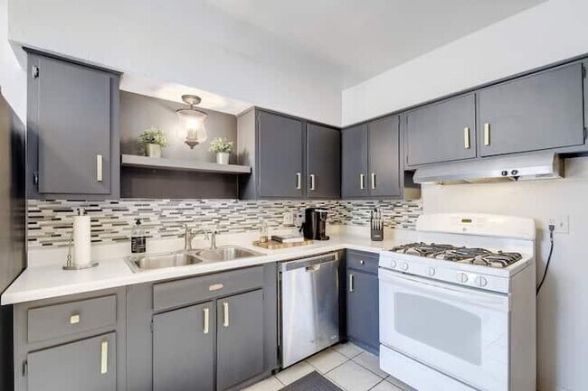 Building Photo - 313 Rowland Dr