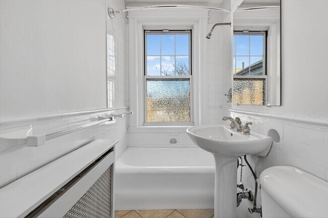 Building Photo - 118 Riverway St