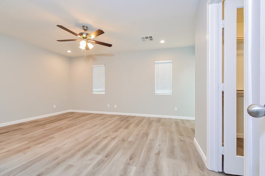 Building Photo - 10569 Hamdem Ave