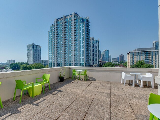 Building Photo - This move in ready condo has it all in Cha...
