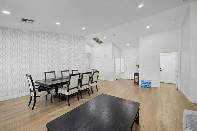 Building Photo - 8352 W San Juan Ave