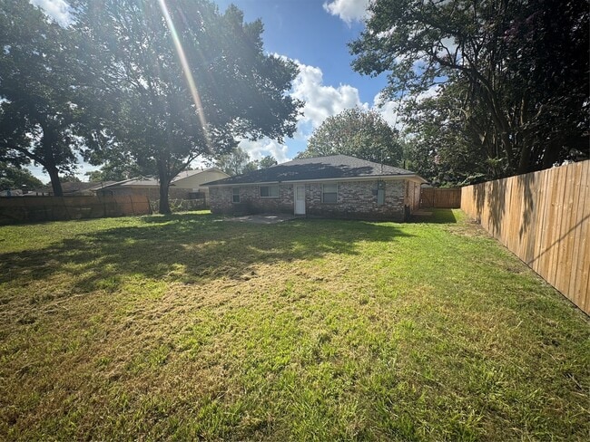 Building Photo - 723 Cherry Valley Dr