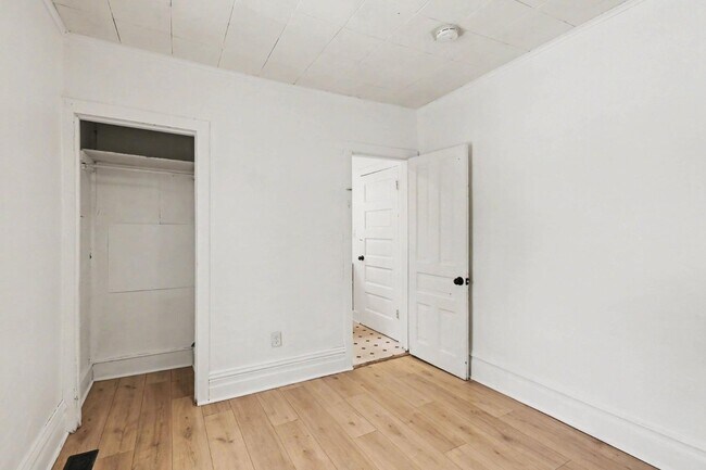 Building Photo - 811 Larned St