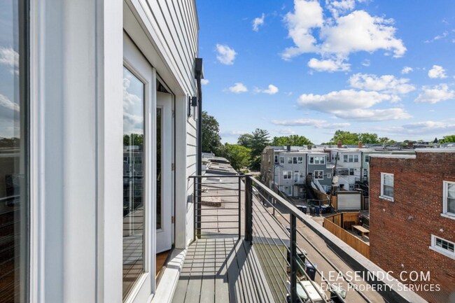 Building Photo - 1719 D St NE