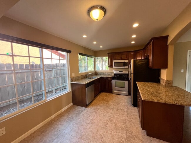 Building Photo - Beautiful 3-Bedroom, 2-Bath Home in Encant...