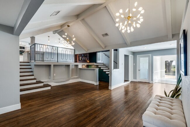 Building Photo - Garland Split Level