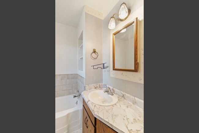 Building Photo - Quincy Duplex