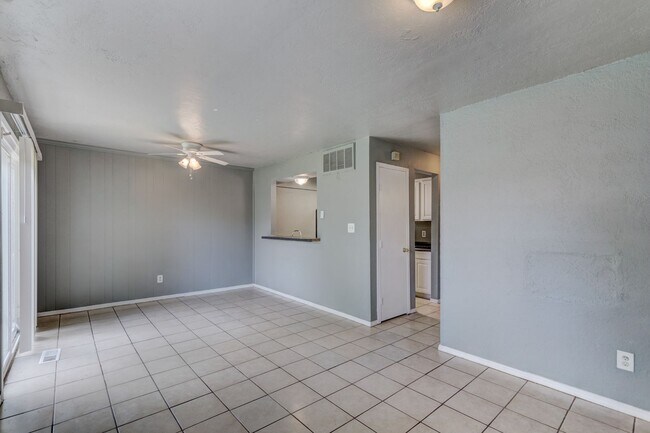 Building Photo - 4 bed 1.5 bath duplex in Midwest City