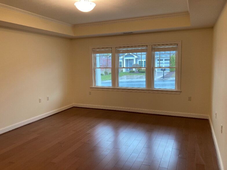 Building Photo - 2539 Greenport Dr