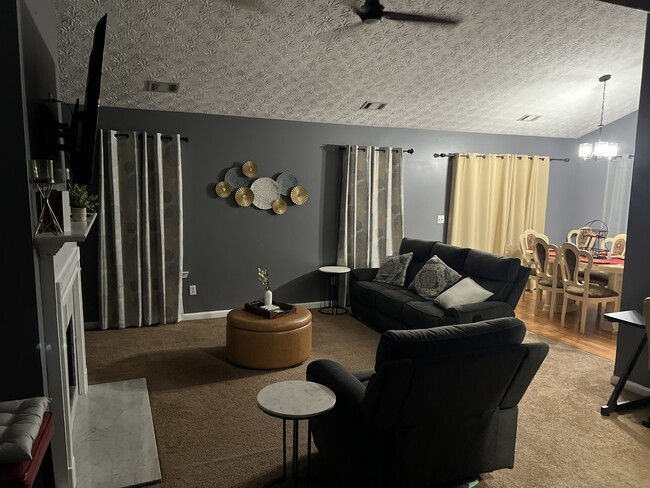Full view of living and dining space - 105 Mills Lndg