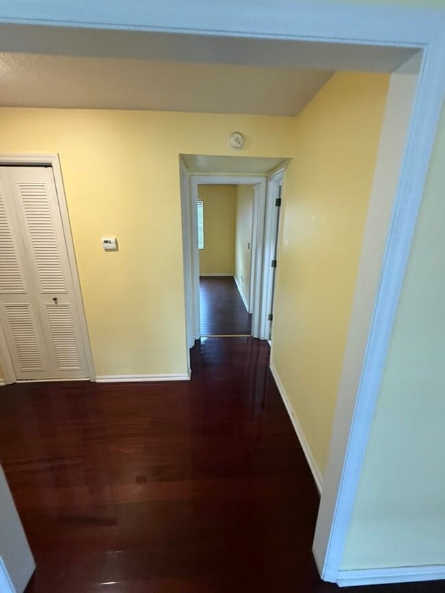 Building Photo - Fantastic Centrally Located Condo