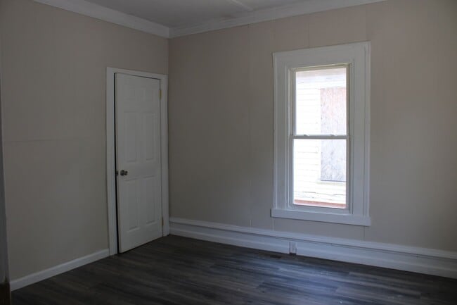 Building Photo - 413 Grace St S