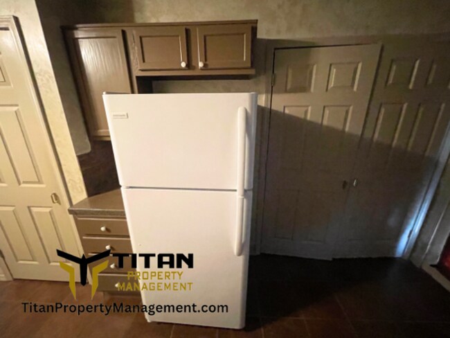 Building Photo - 2 Bed/2 Bath End Unit Apartment