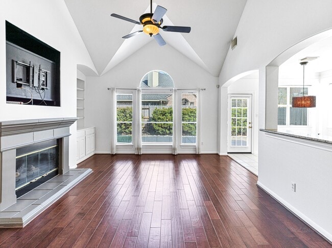 Building Photo - 5407 Lake Pl Dr