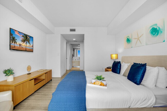 Building Photo - 2602 E Hallandale Beach Blvd