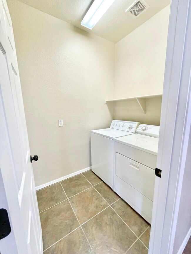 Building Photo - Fabulous 4-Bedroom Home For Rent in Goodyear!!