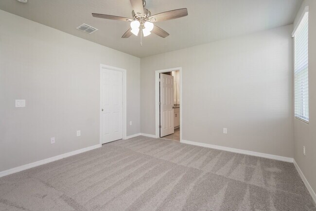 Building Photo - 588 Sun Warbler Wy