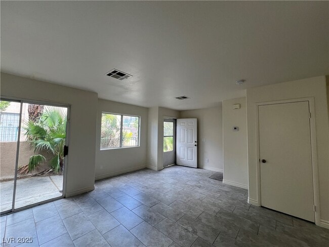 Building Photo - 5586 Lago Ct