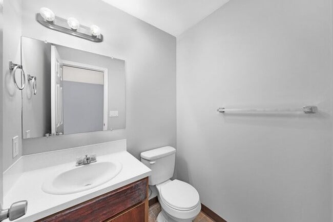 Building Photo - Recently upgraded 3 Bedroom! Washer/Dryer in unit!, Great Location! $500.00 Deposit OAC*!!