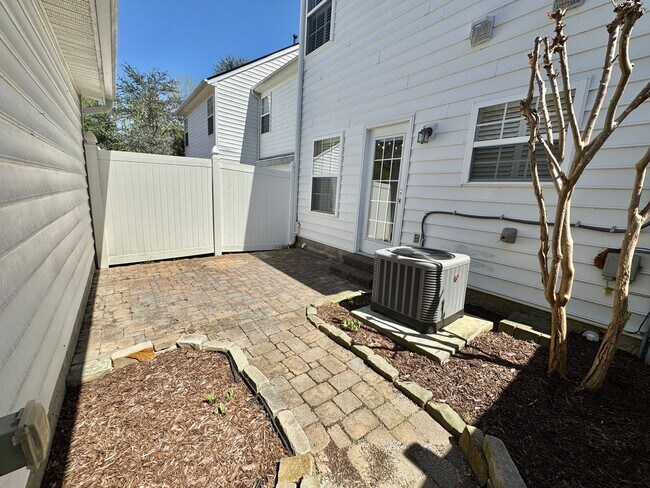 Building Photo - 3 Bed, 2.5 Bath Townhome w/ 2 Car Garage
