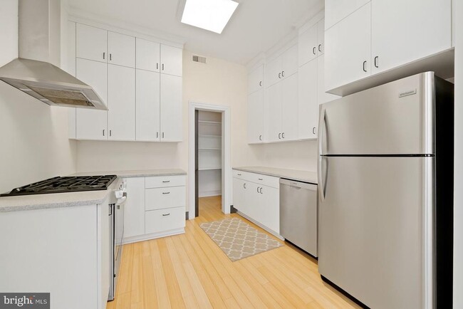 Building Photo - 415 William St