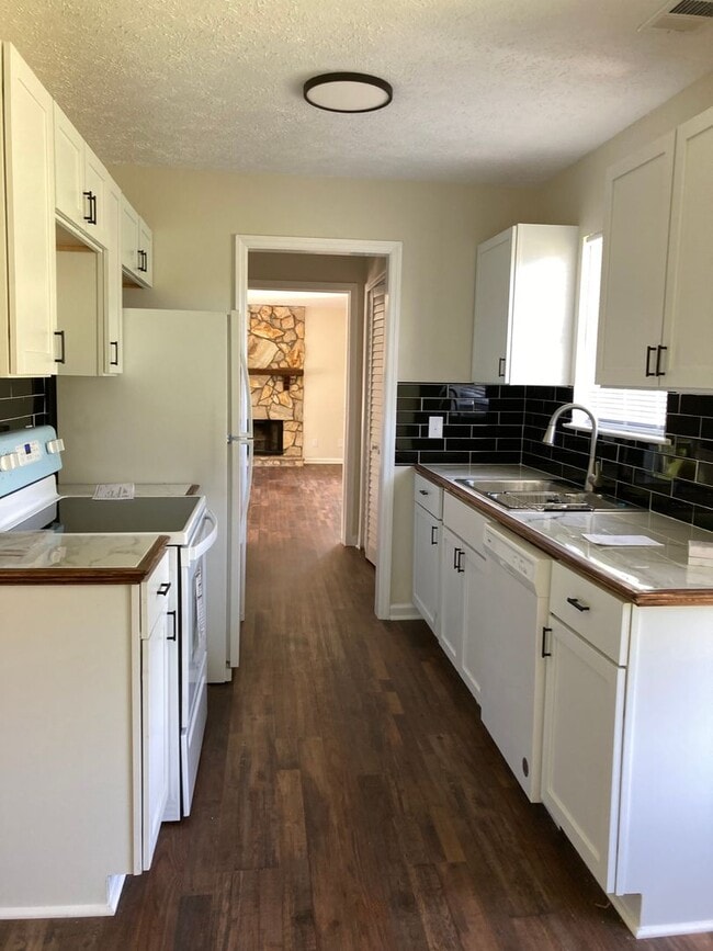 Building Photo - All new interior and exterior! Move in ready!