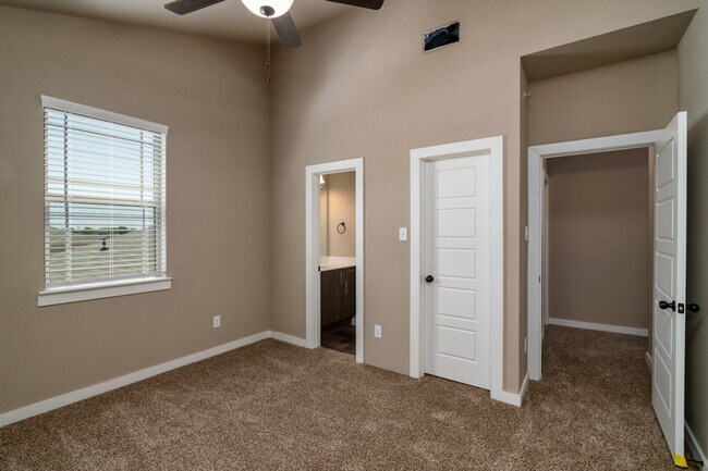 Building Photo - 613 Wheatfield Dr