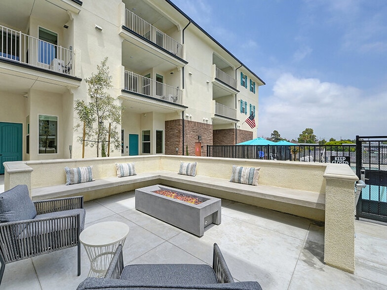 Building Photo - The Commodore