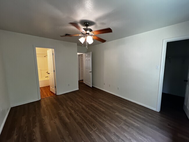 Building Photo - 125-127 Cedargrove