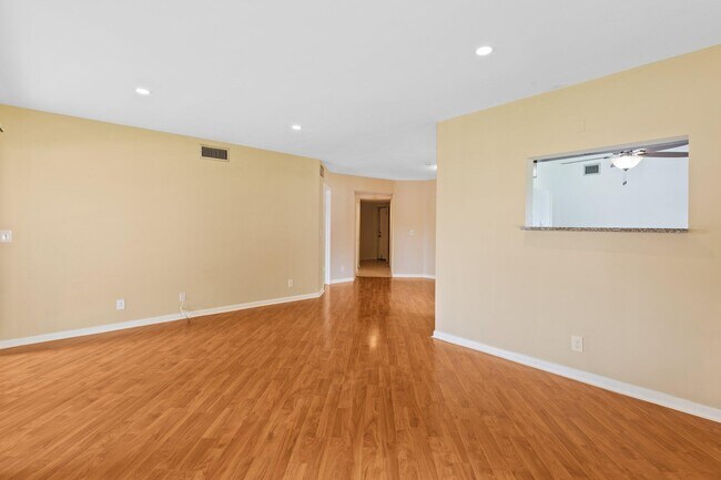 Building Photo - 5040 Rose Hill Dr