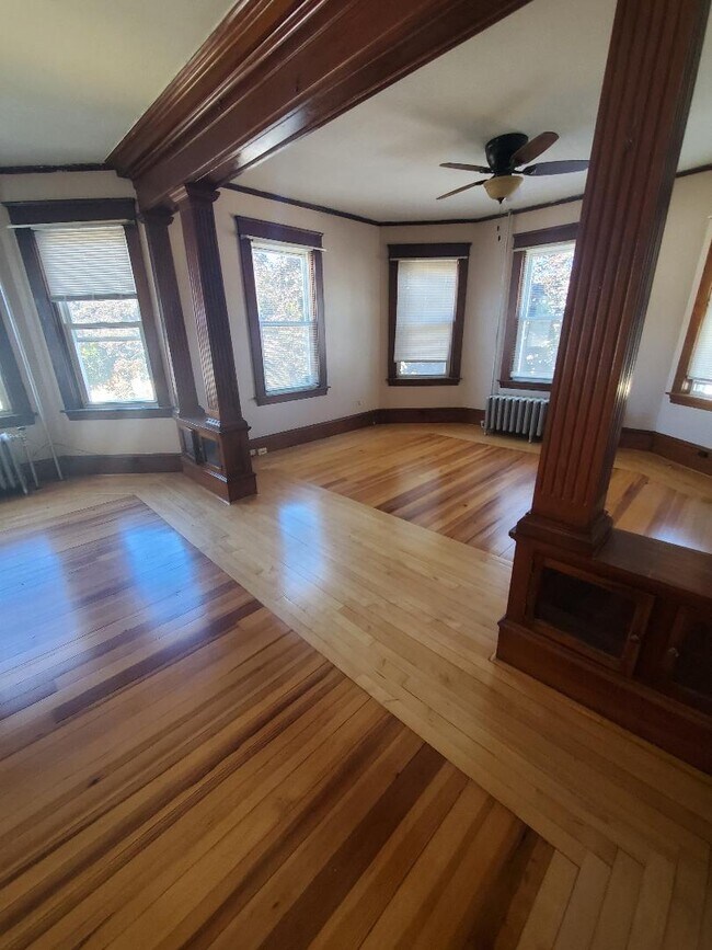 Building Photo - 27 Bond St